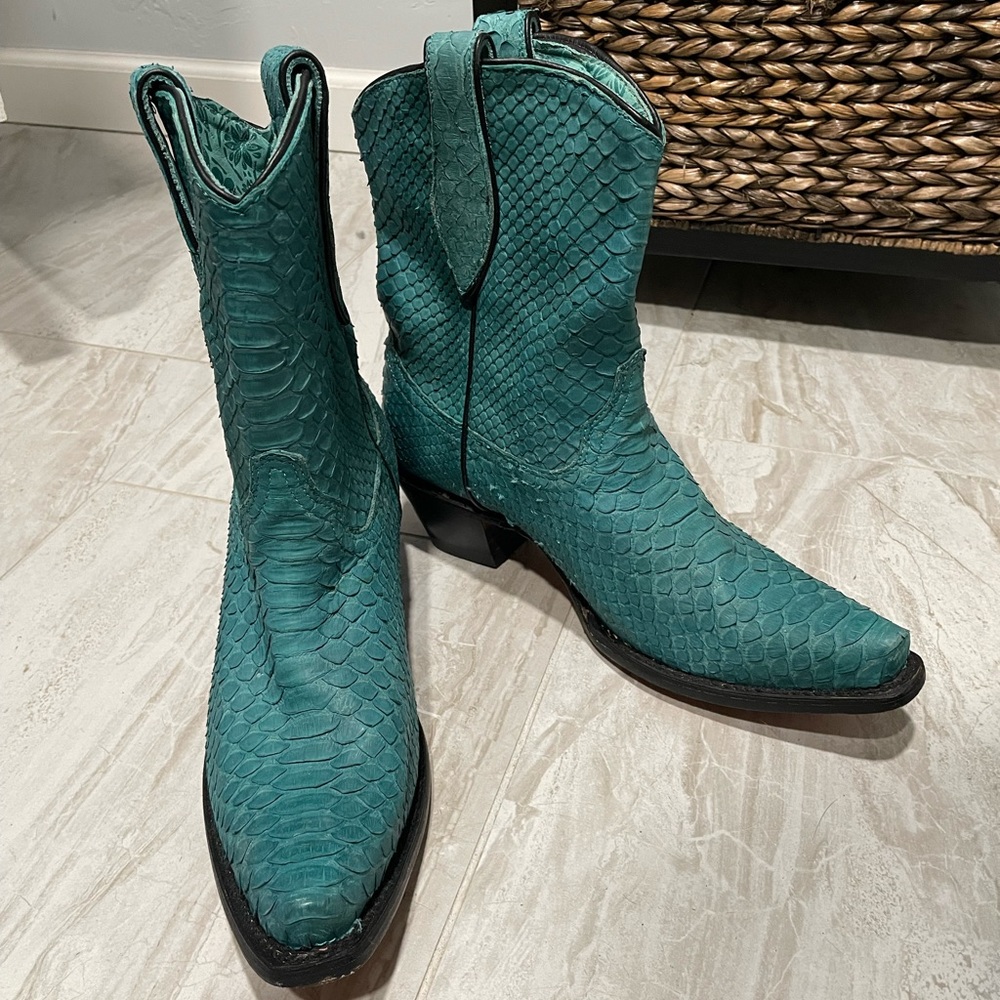 Corral genuine skin turquoise boots NEVER WORN